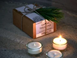 12 Teelichter aus Rapswachs mit Zirbenduft, 1 Glaseinsatz