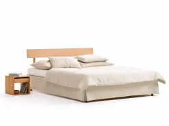 Bett Jukai Pur, mit Betthaupt und Bettrahmenhousse, inkl. integriertem Lattenrost, 160 x 200 cm, Baumwollstoff Ondula Greige (139), Buche