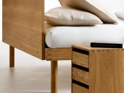 Bett Jukai Pur, mit Flächenbetthaupt, inkl. integriertem Lattenrost, 180 x 200 cm, Buche