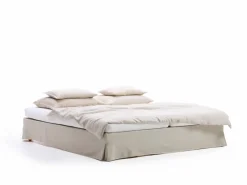 Bett Jukai Pur, ohne Betthaupt mit Bettrahmenhousse, inkl. integriertem Lattenrost, 160 x 200 cm, Baumwollstoff Ondula Greige (139), Buche