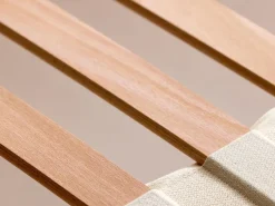 Bett Jukai Pur, ohne Betthaupt mit Bettrahmenhousse, inkl. integriertem Lattenrost, 180 x 200 cm, Baumwollstoff Ondula Greige (139), Buche