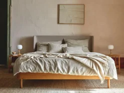 Bett Tonda, mit hohem Polsterbetthaupt, 180 x 200, Wollstoff Tano Natur Hell (80), Buche