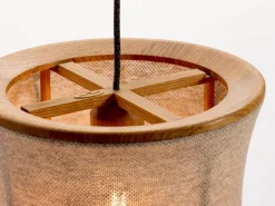 Hängeleuchte Malla mit Schirm aus 100% Schafschurwolle, Ø 45 cm, 3D Strick Sand, Buche