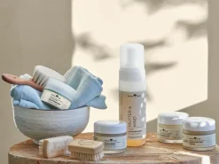 Kinder-Handbürste mit Hasenmotiv, Buchenholz, ca. 5,5 x 3 cm