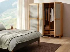 Kleiderschrank Kurami mit Drehtüren 3-türig, Holz, Buche