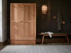 Kleiderschrank Kurami mit Drehtüren 2-türig, Ladenkonsole, Holz, Buche