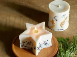 Natürliche Rapswachskerze mit Orangen und Hibiskusblüten, ohne Duft, H 8 cm, ø 8,5 cm