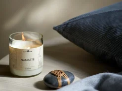 Natürliche Rapswachskerze NAMASTÉ im rezyklierten Glas, Baumwolldocht, 325 ml, H 9,5 cm, ø 8,5 cm