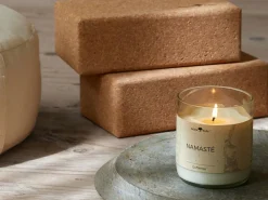 Natürliche Rapswachskerze NAMASTÉ im rezyklierten Glas, Baumwolldocht, 325 ml, H 9,5 cm, ø 8,5 cm